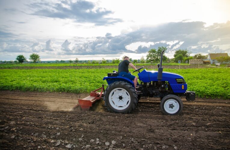 Tracteurs agricoles à transmission manuelle : les avantages et inconvénients